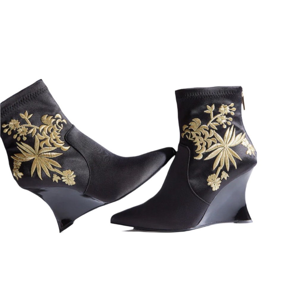 Natori Sz 6 1/2 Neko Satin Black Gold Heeled Boots with Ornate Design NEW sz 6.5